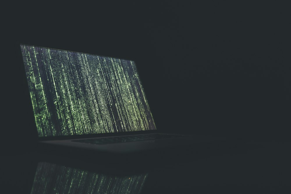 Hi快VPN 免费VPN下载演示：深色背景上的代码屏幕